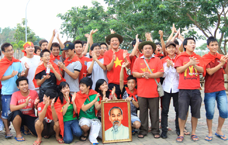 Vietnamese students in Jakarta support U23 Vietnam team